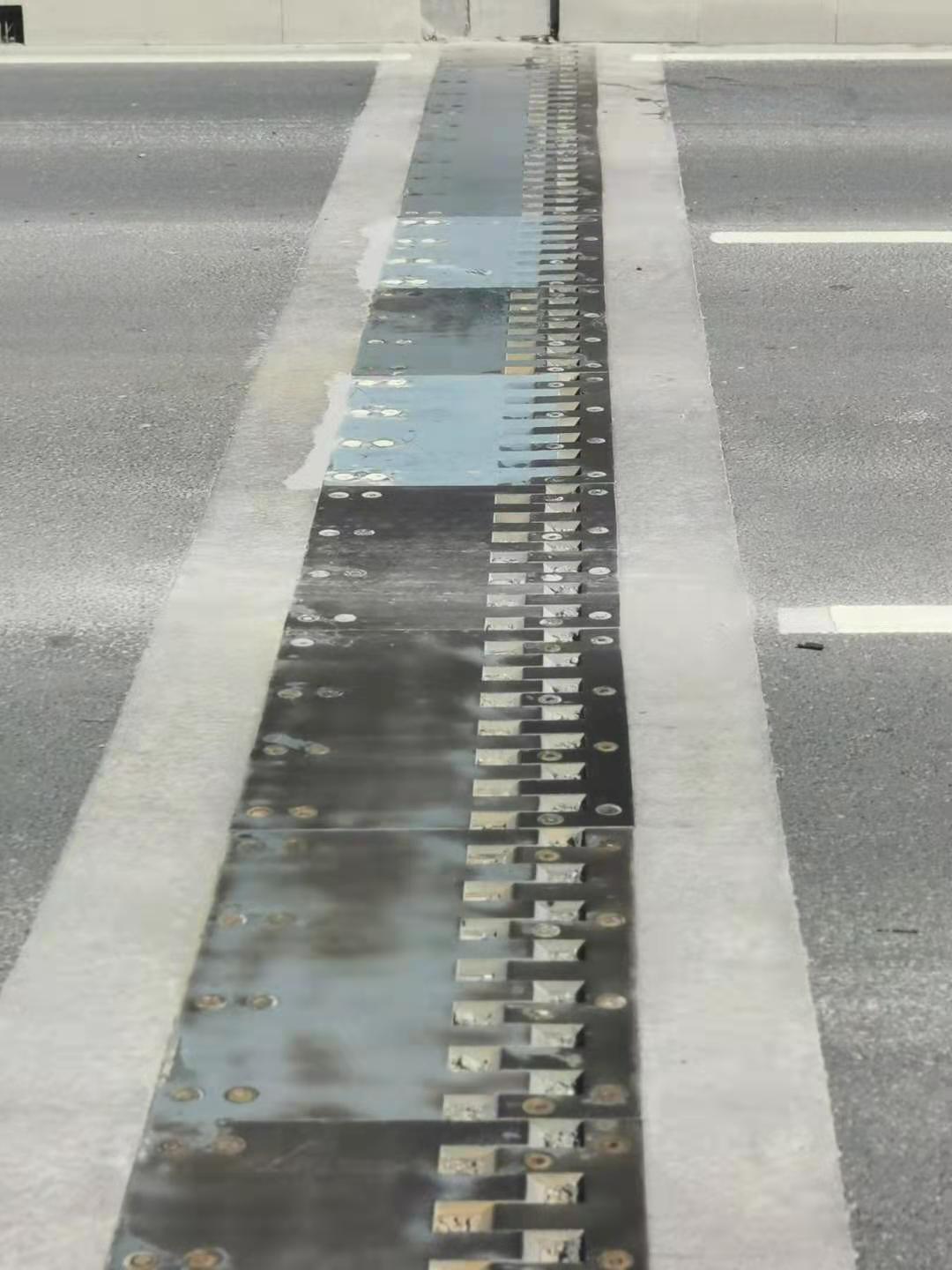 因地制宜 选用新材——南部路桥第三工程处完成凤翔大桥伸缩缝维修